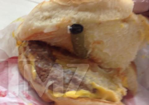 Cigarro de maconha é encontrado por cliente em sanduíche