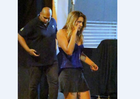 Aos 16 anos, Sasha chega a boate de madrugada e corre ao ver fotógrafos