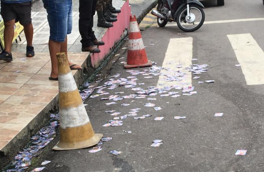 Cinco são presos por jogar 'santinhos' em ruas de Manaus