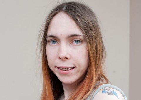 Mulher tatua imagens de Rihanna pelo corpo e gasta mais de R$ 10 mil