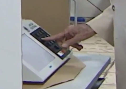 Vídeo mostra José Sarney votando em Aécio Neves