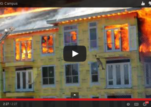 Um resgate dramático de um bombeiro em um prédio em chamas