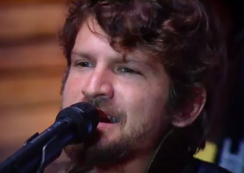 Assista ao clipe de "Raiz de Todo Bem", de Saulo