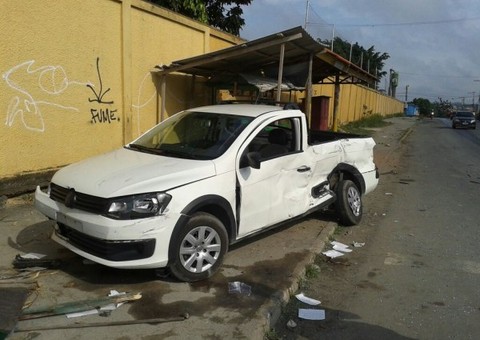 Micro-ônibus bate Saveiro e deixa um morto