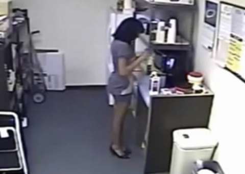 Mulher serve café com 'leite do peito' para colegas de trabalho