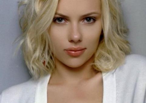  Scarlett Johansson processa editora francesa