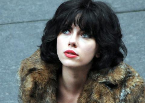 Scarlett Johansson interpreta alienígena em filme vaiado em Veneza