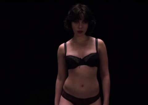 Fotos do nu frontal de Scarlett Johansson no filme "Under the Skin" são publicadas