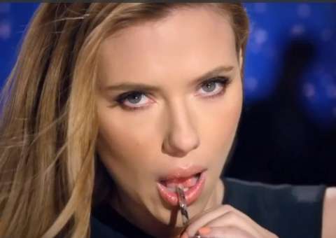Scarlett Johansson deixa fundação beneficente após comercial de refrigerante polêmico