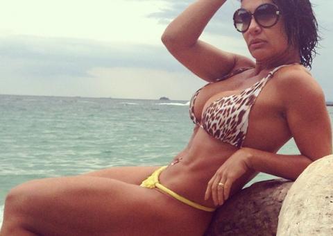  Prestes a completar 40, Scheila Carvalho mostra corpo sarado