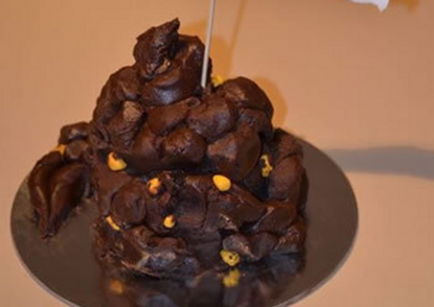 Após discutir com dona da confeitaria, Noiva recebe bolo em forma de fezes