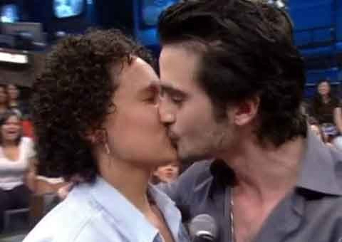 Fiuk beija fã na boca no programa "Altas Horas"