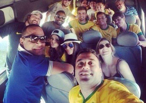 Bruna Marquezine chega ao estádio com família de Neymar