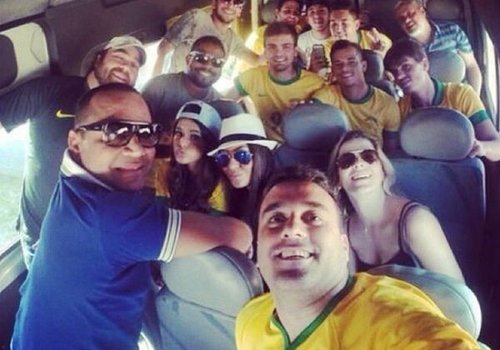 Bruna Marquezine chega ao estádio com família de Neymar