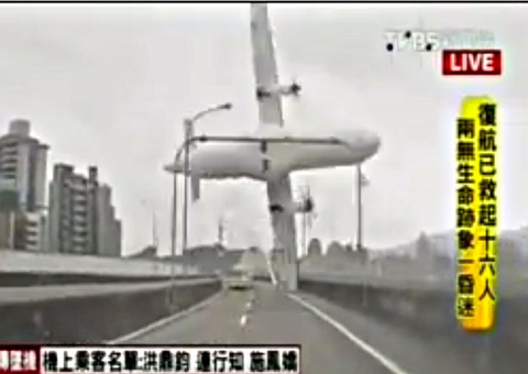 Imagens impressionantes: Avião da TransAsia cai em rio e deixa mortos em Taiwan