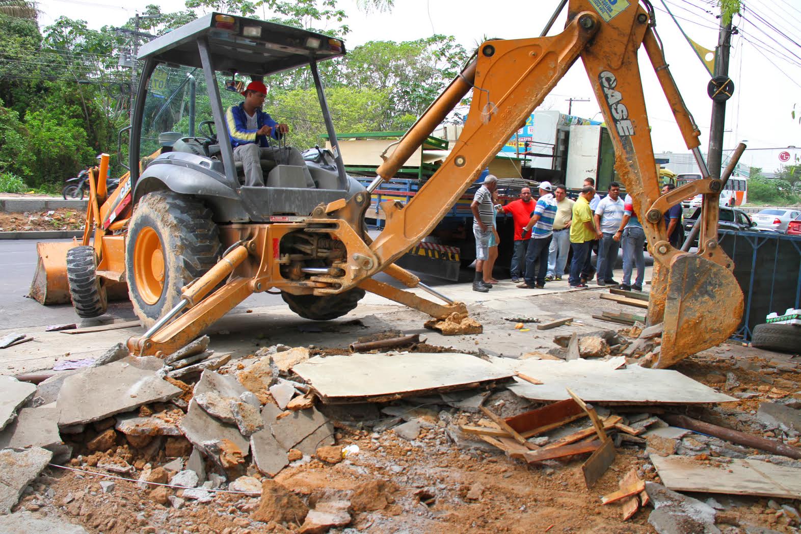 Prefeitura demole banca de frutas ao lado de entrada de condomínio, no Distrito Industrial