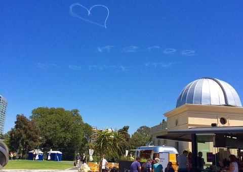 Homem apaixonado gasta 8,5 mil reais para fazer pedido de casamento com inscrição no céu e recebe um “não” a altura