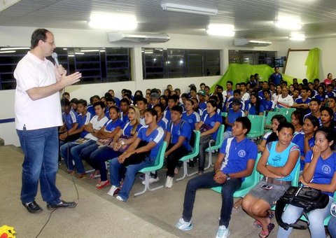 Seduc repassa 55 mil tablets para escolas de ensino médio
