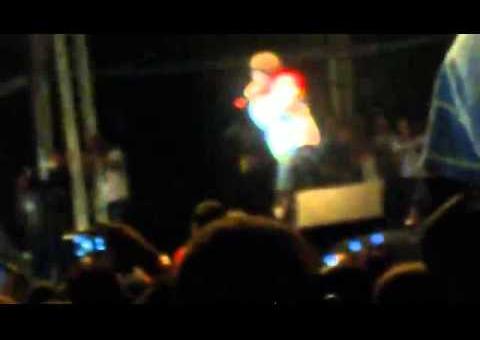 Durante show, cantor evangélico diz para as irmãs "Segurarem a Piriquita" 