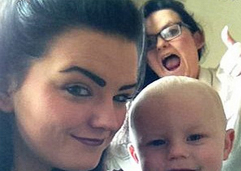 Mulher tira selfie de família e fica aterrorizada ao perceber que registrou algo a mais