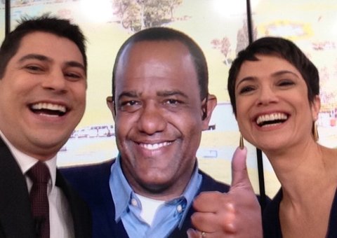 Sandra Annenberg e Evaristo Costa fazem selfie em jornal ao vivo