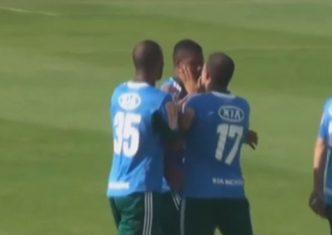 Jogadores do Palmeiras trocam beijo durante treino. Assista