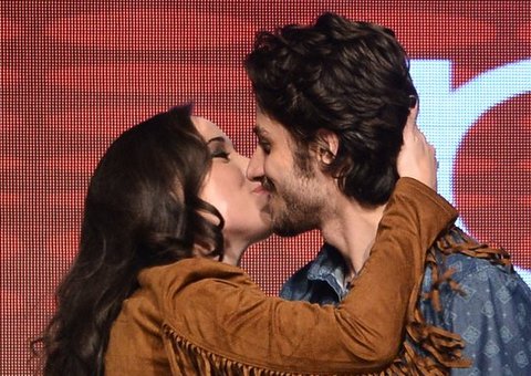  Chay Suede e Adriana Birolli dão beijo 'na trave' durante desfile