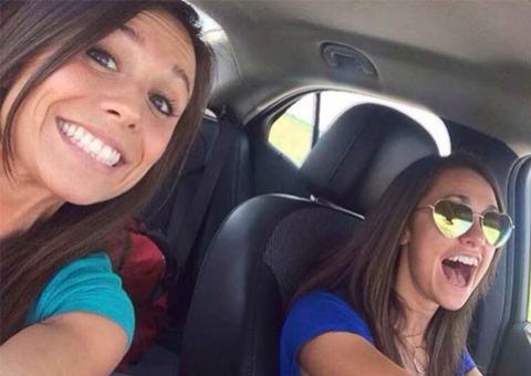 Mulher tira selfie e morre em seguida em acidente de carro