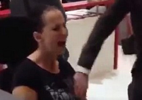 Mulher faz movimento errado quebra as duas pernas durante exercício na academia