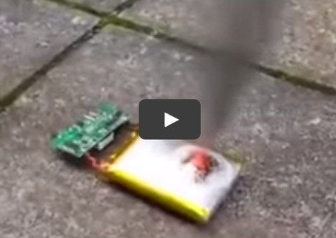 Veja o que acontece quando uma bateria de celular é furada