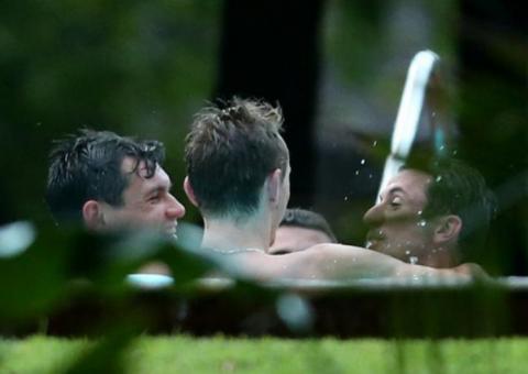 Jogadores croatas são flagrados nus após derrota em piscina de hotel