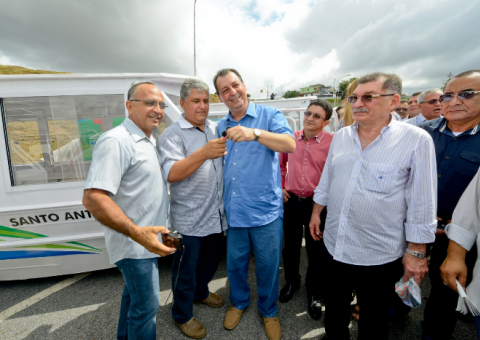 Governador Omar Aziz entrega veículos e equipamentos para reforçar a saúde no interior