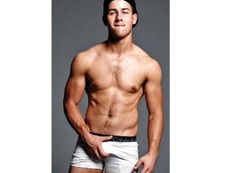   Nick Jonas sensualiza e agarra pênis em propaganda de cueca 