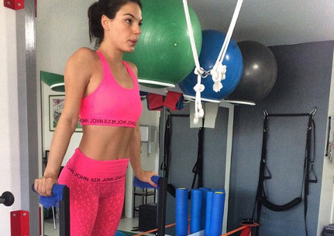 Ísis Valverde mostra barriga chapada 'projeto verão´