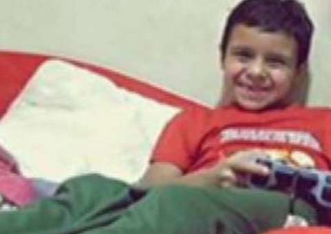 Menino teve braço sugado por ralo de piscina