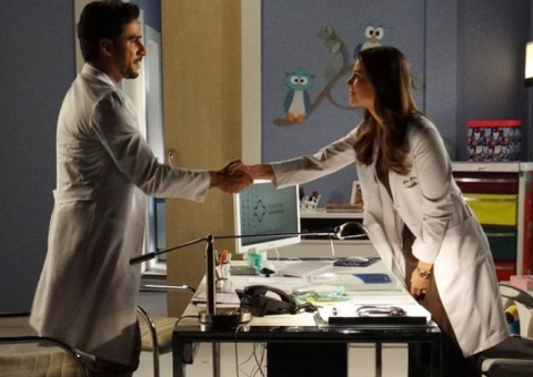 Jacques pede demissão do Hospital e dá uma cantada em Paloma