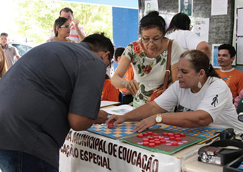 Semed expõe materiais pedagógicos para aluno com deficiência visual