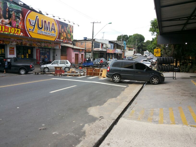 Queda de cabo elétrico deixa rua sem energia desde as 14h