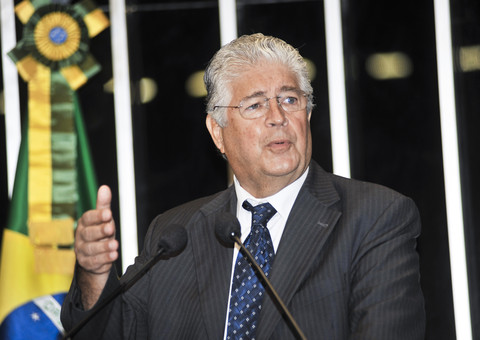 Senador causa polêmica ao propor "cota de casamento hétero" no Twitter; Veja