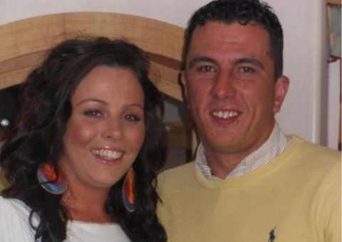 Mulher é amarrada nua em árvore por se recusar a dormir com namorado