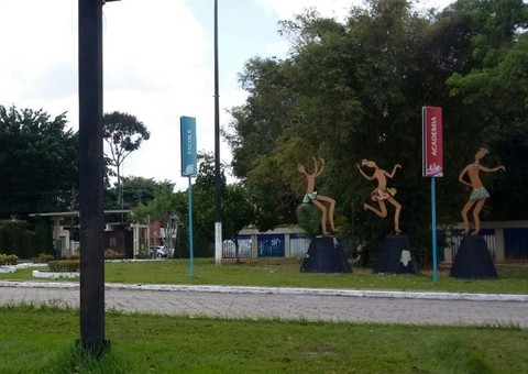 Professora põe criança em corredor polonês para ser cuspida por coleguinhas