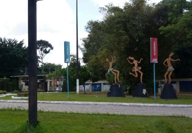 Professora põe criança em corredor polonês para ser cuspida por coleguinhas