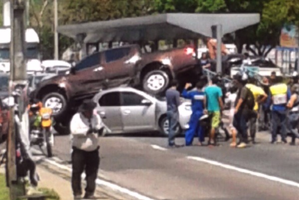 Mitsubishi 'surfa' em cima de outro carro em frente ao Sesi