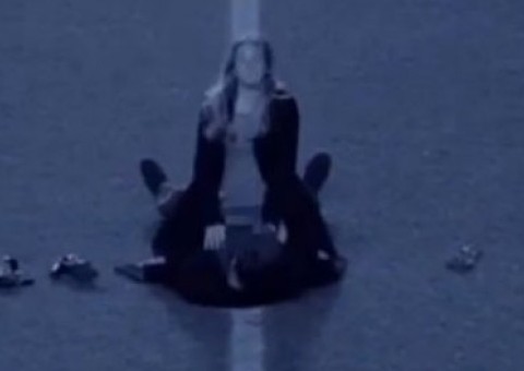 Casal é flagrado transando no meio de campo de futebol