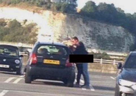 Casal é flagrado transando em estacionamento de shopping