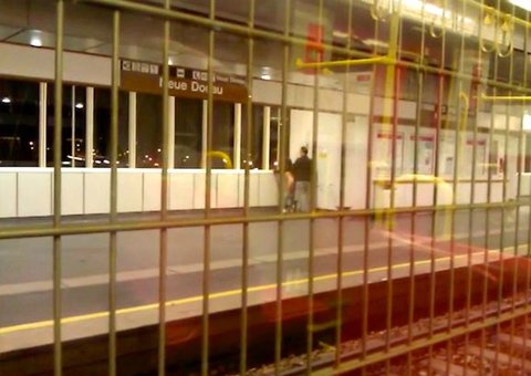 Casal assanhado faz sexo em público no metrô da Áustria