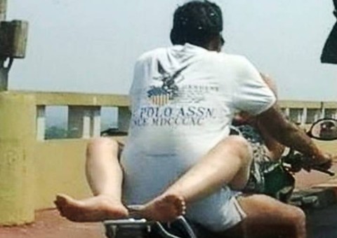 Casal arrisca suas vidas ao fazer sexo em cima de moto em movimento
