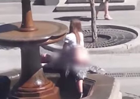 Casal é flagrado fazendo sexo em praça pública