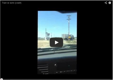 Trem atropela caminhão que estava preso nos trilhos