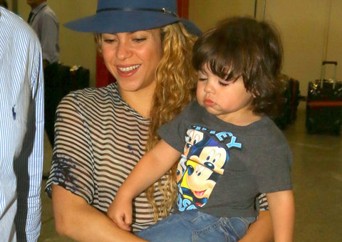 Shakira chega ao Brasil com o filho nos braços